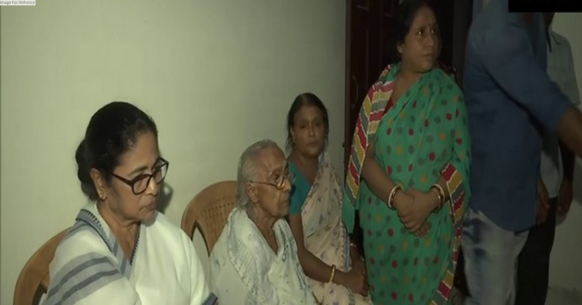 WB: CM Mamata meets Jalpaiguri's flash flood victims' family